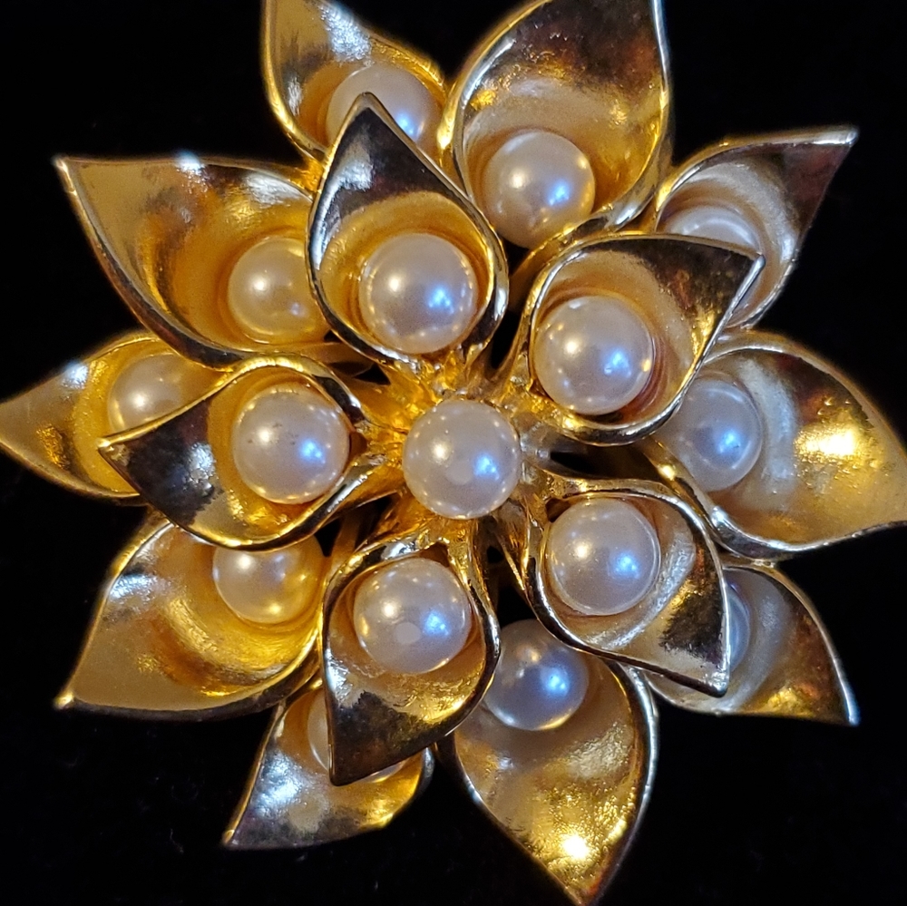 Vintage CRAFT designer brooch flower with faux pearls